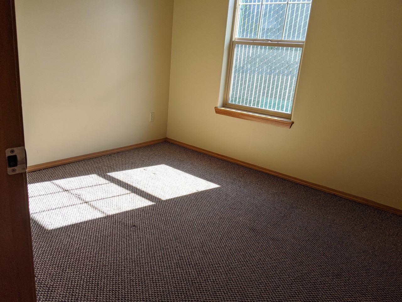 1055 Isaacs Ave #B - Photo 2 of 5