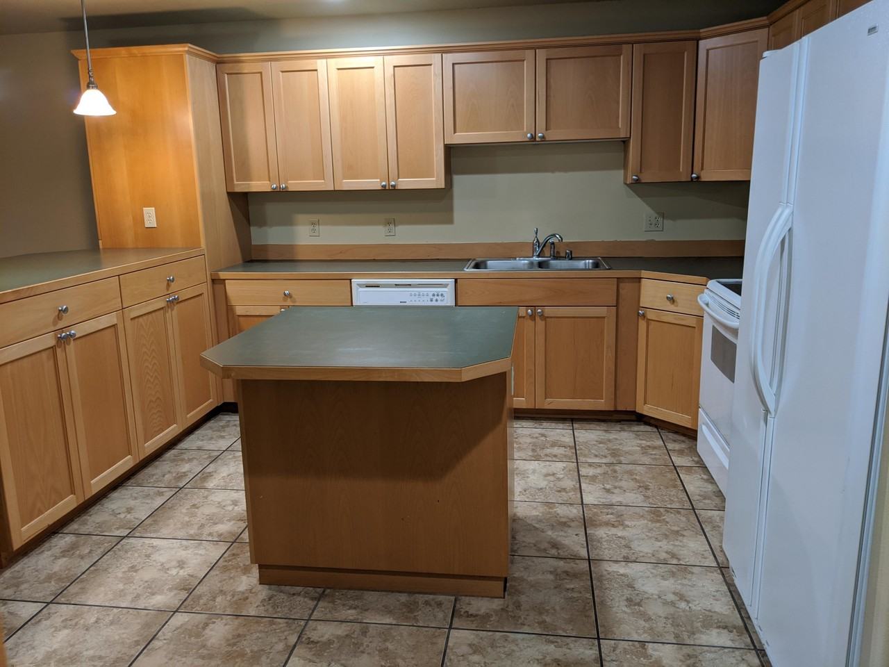 1055 Isaacs Ave #B - Photo 3 of 5