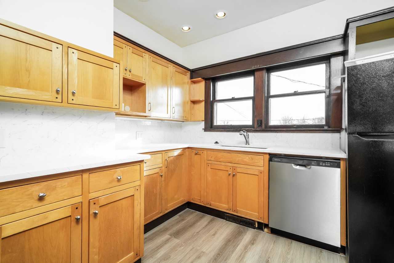 2425 Rockefeller Ave - Photo 5 of 15