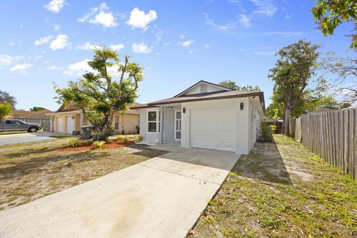 5664 Boynton Crescent - Photo 3 of 10