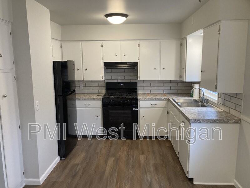 2359 Barberry St Sw - Photo 4 of 19