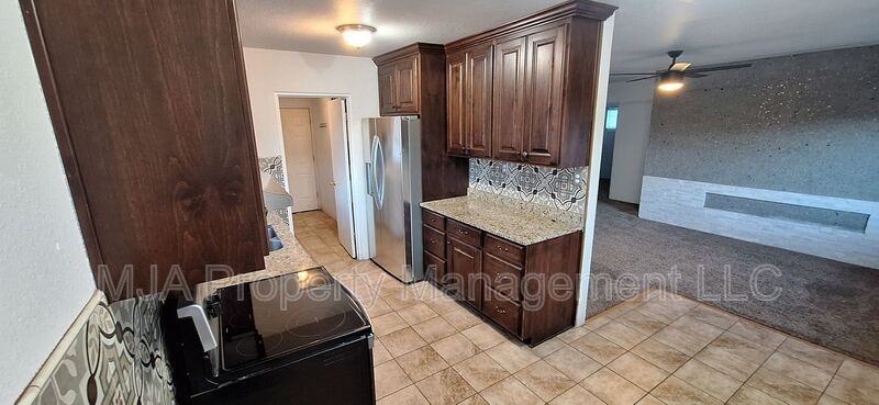 460 E 1110 N - Photo 4 of 17