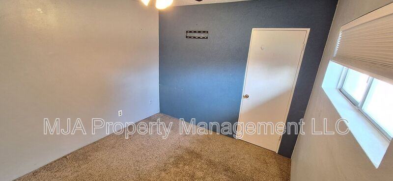 460 E 1110 N - Photo 7 of 17