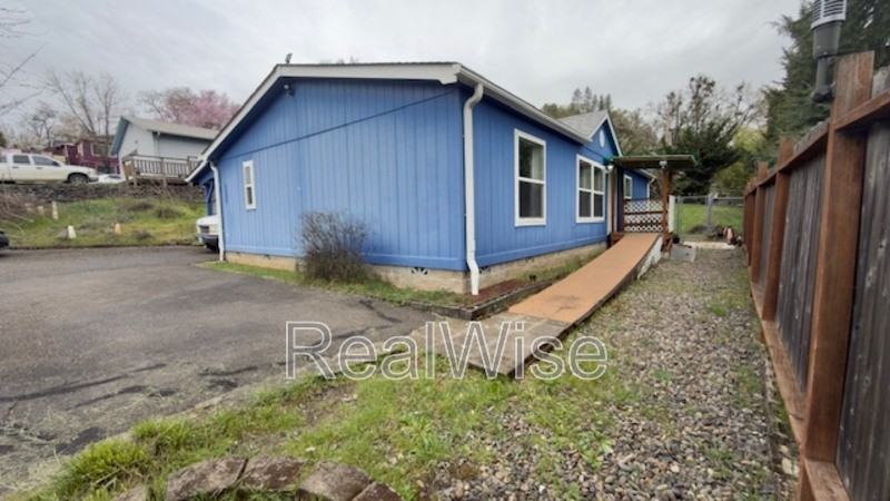 2032 Ne Klamath Ave - Photo 2 of 34