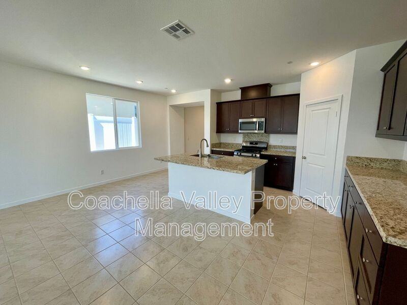 11611 S Crescent St - Photo 4 of 30