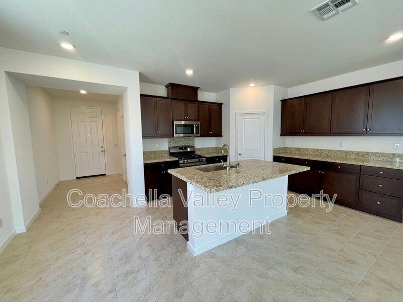 11611 S Crescent St - Photo 5 of 30