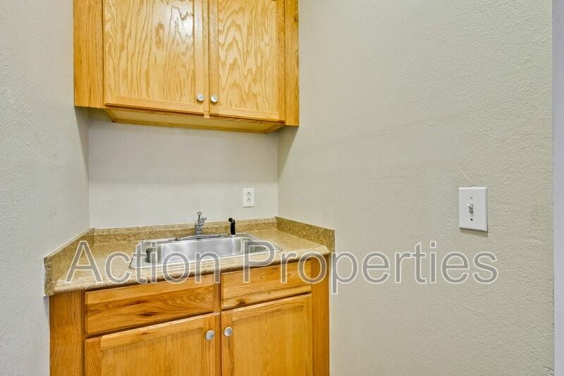 1043 Henderson Ave #B - Photo 4 of 12
