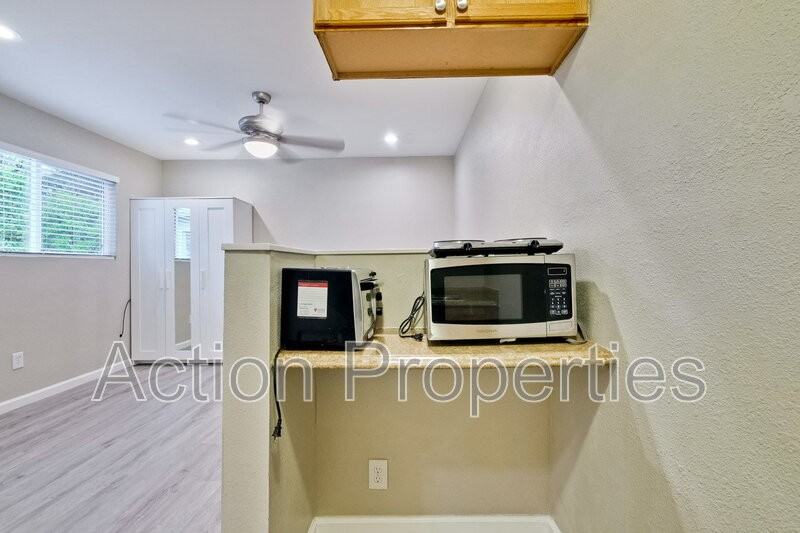 1043 Henderson Ave #B - Photo 5 of 12