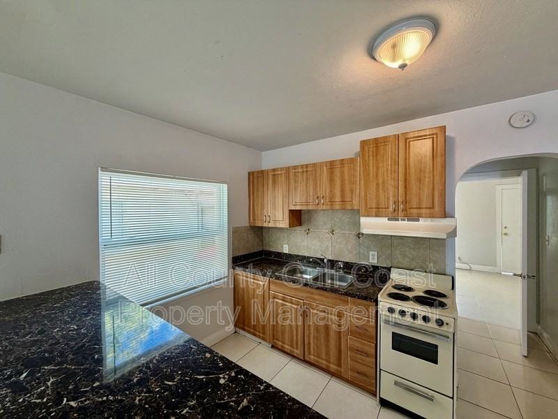 1609 9th Ave W - Photo 3 of 6