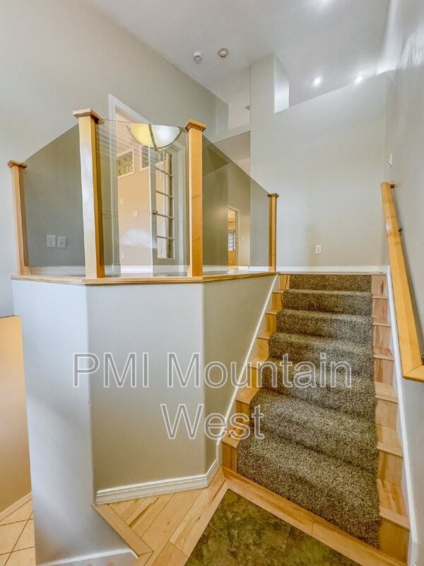 208 Lyman Ln - Photo 2 of 26
