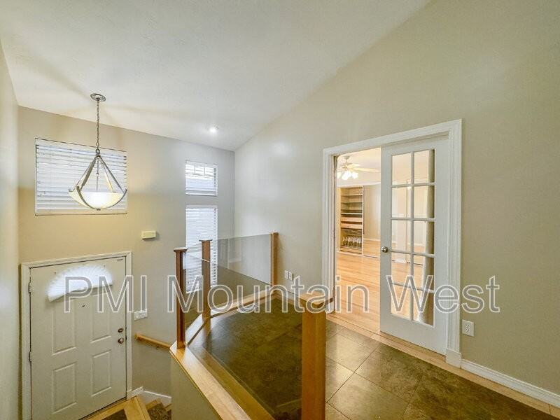 208 Lyman Ln - Photo 3 of 26