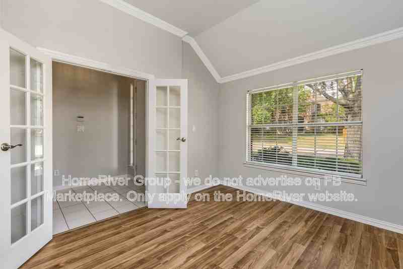 301 Parkhurst Ln - Photo 5 of 32