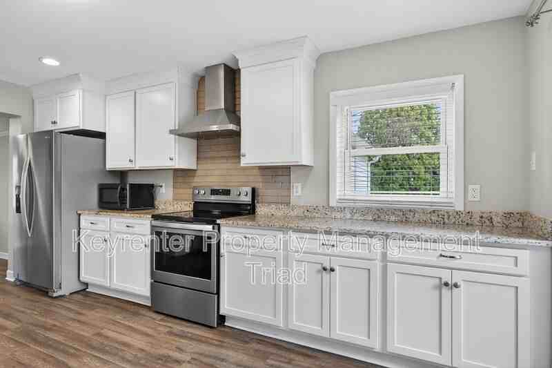 8022 Linville Rd - Photo 4 of 40