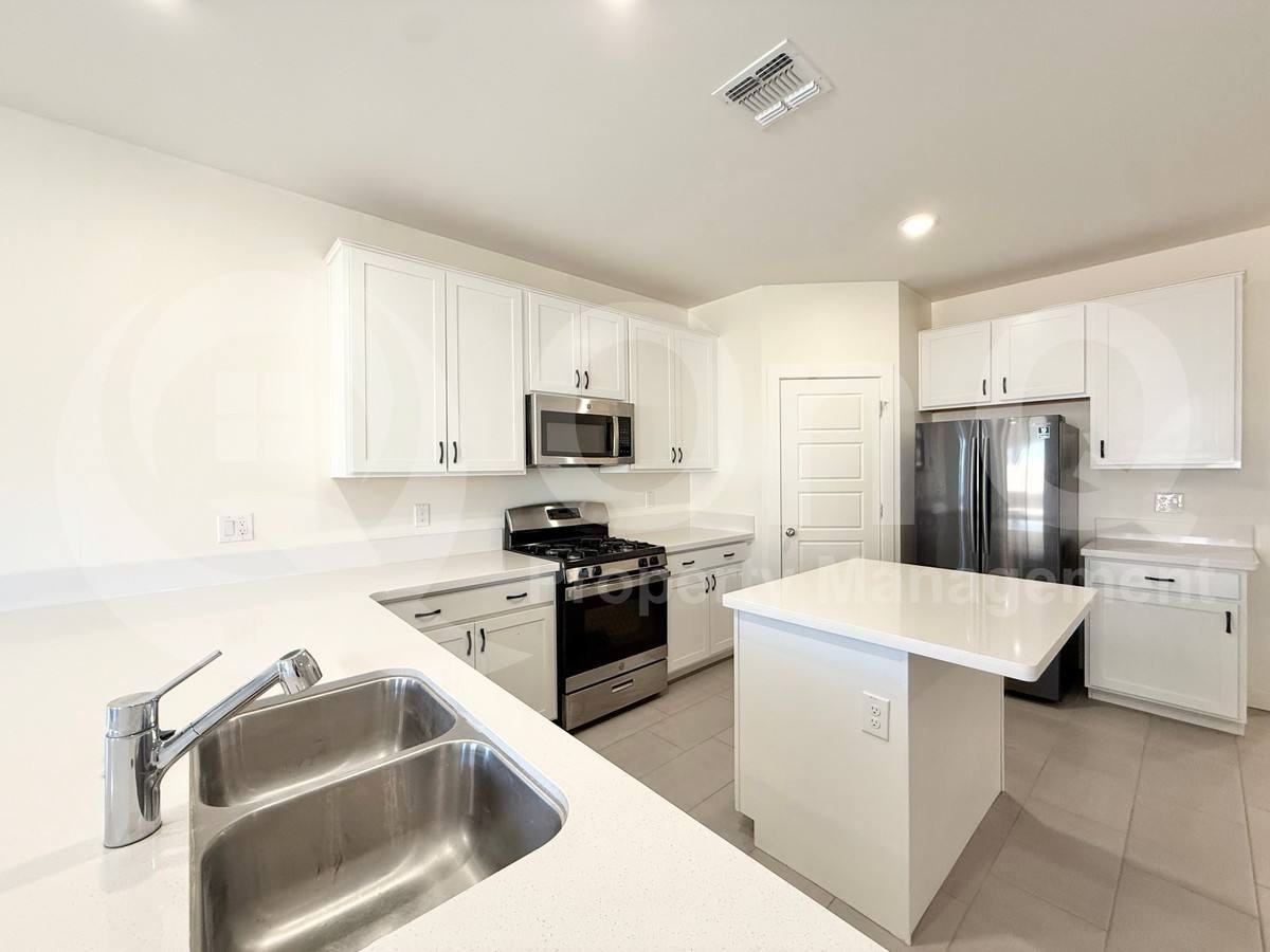 724 E Ruby Dr - Photo 3 of 10