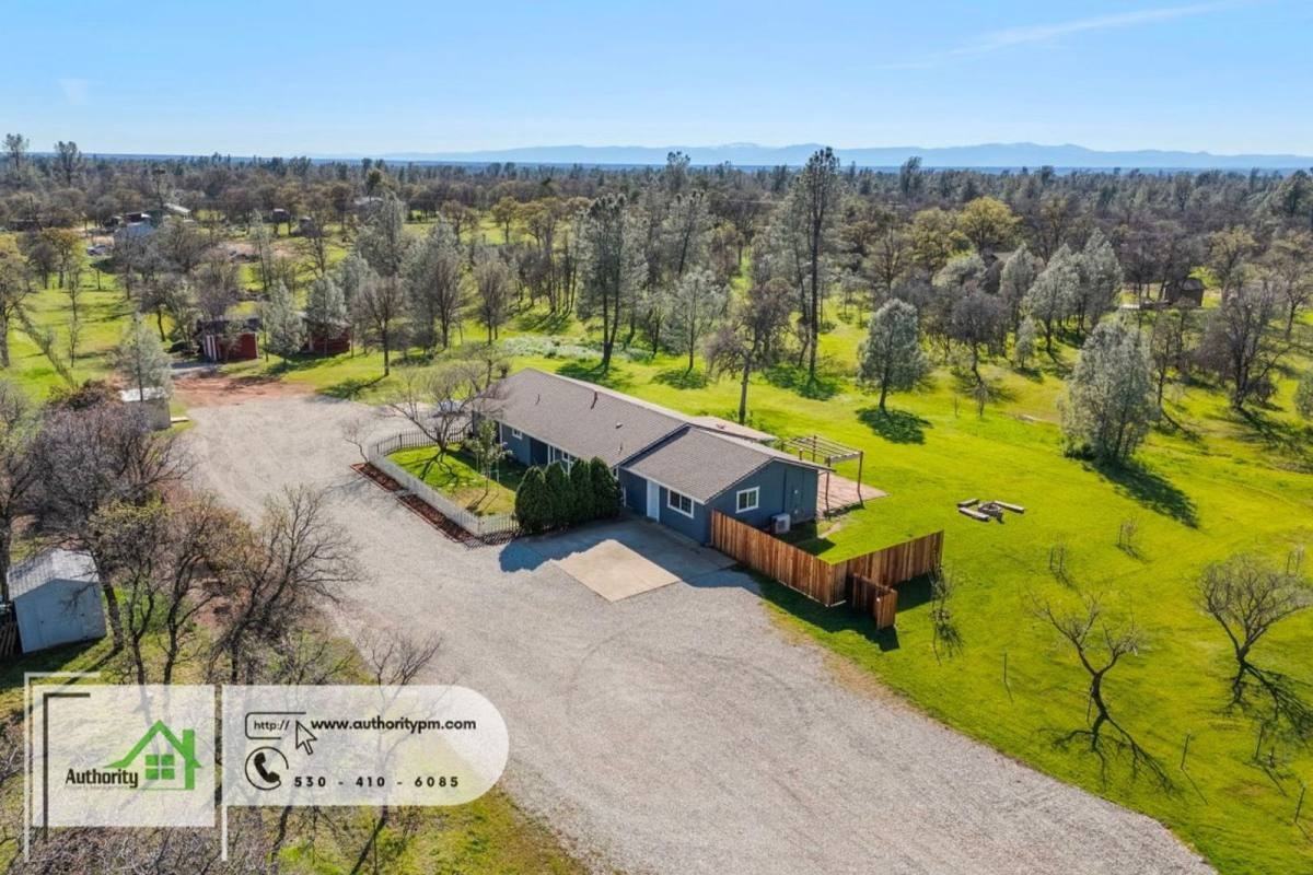 21057 Hackett Ln - Photo 3 of 10