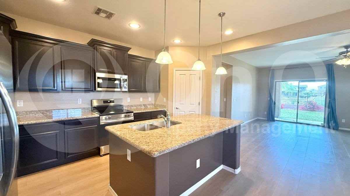 931 E Harrison St - Photo 3 of 10