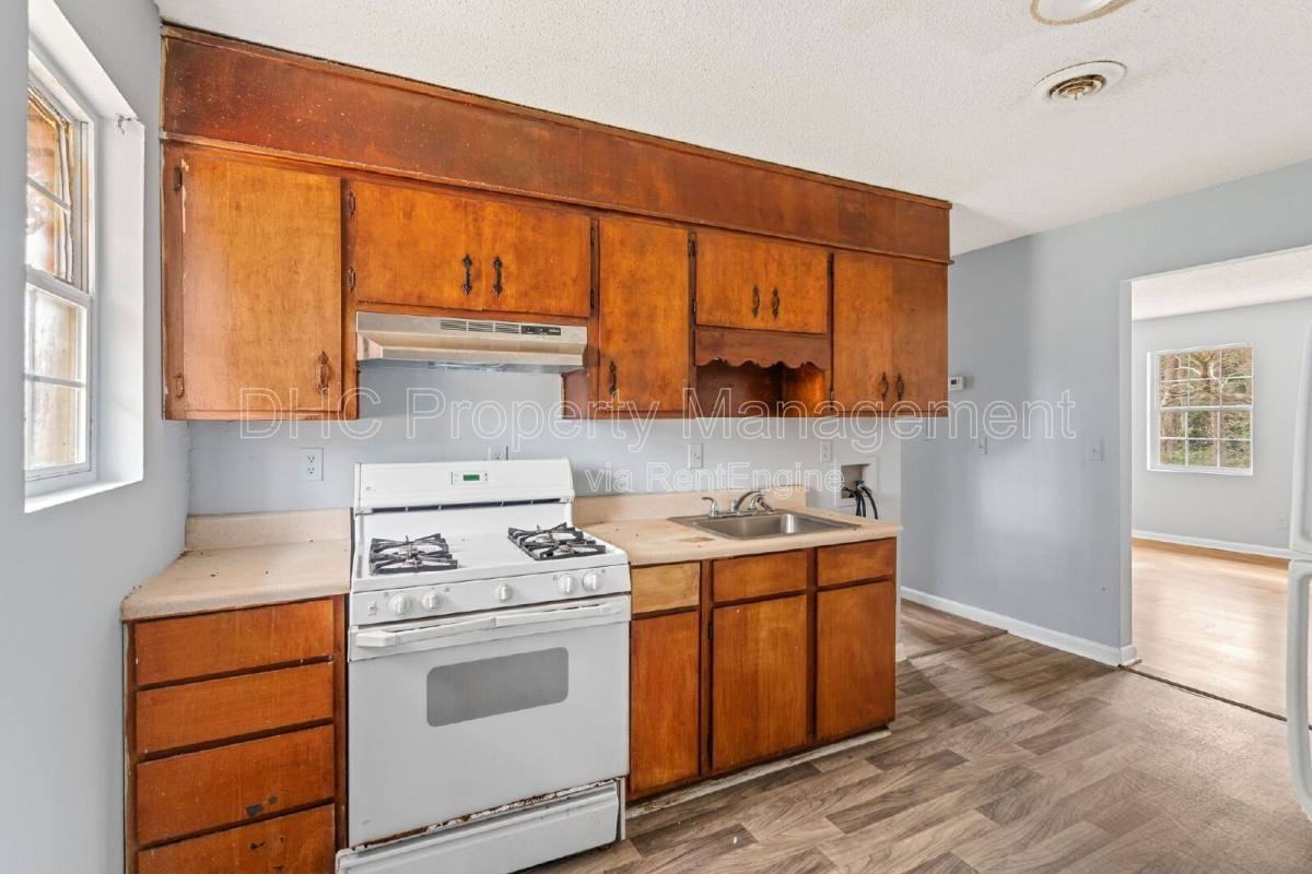 6521 Raymond Dr - Photo 3 of 10