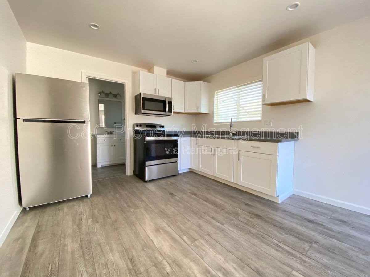 1301 Darwin St #B - Photo 3 of 8