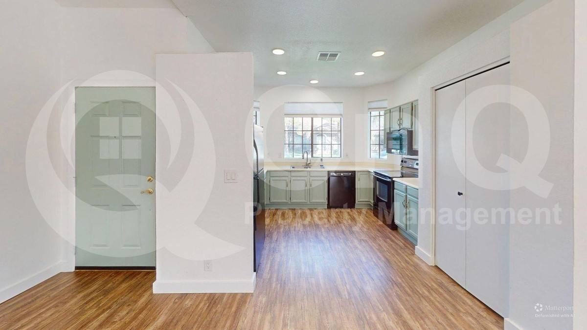 941 E Park Ave - Photo 2 of 10