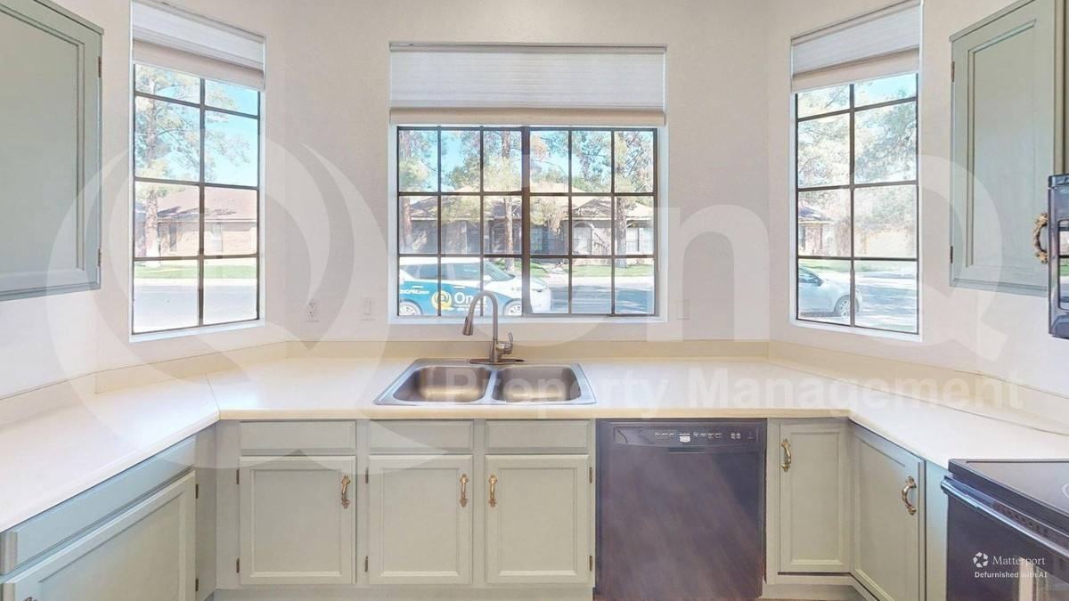941 E Park Ave - Photo 3 of 10