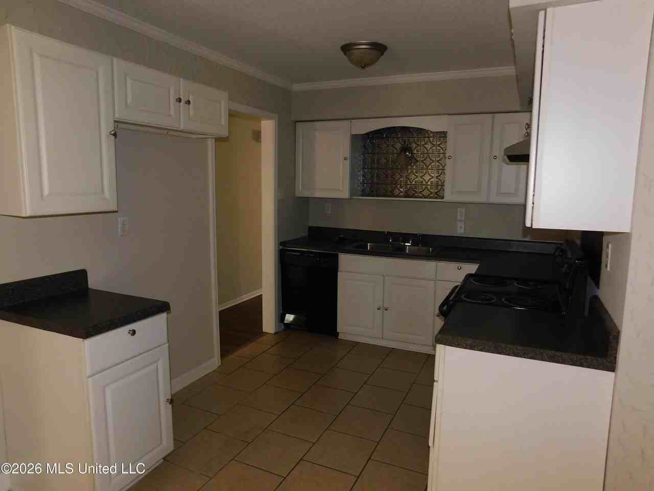 1926 Dorchester Dr - Photo 4 of 19