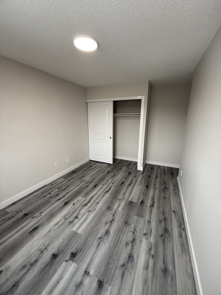 8259 29 Ave Nw - Photo 4 of 17