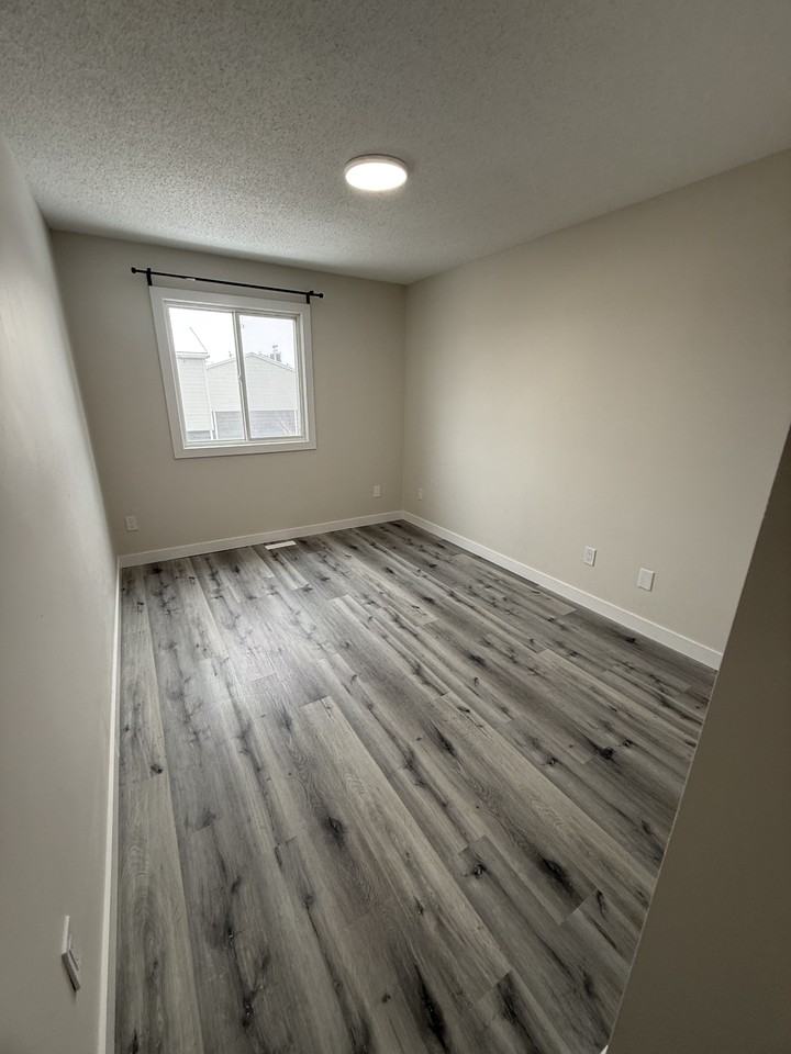 8259 29 Ave Nw - Photo 5 of 17