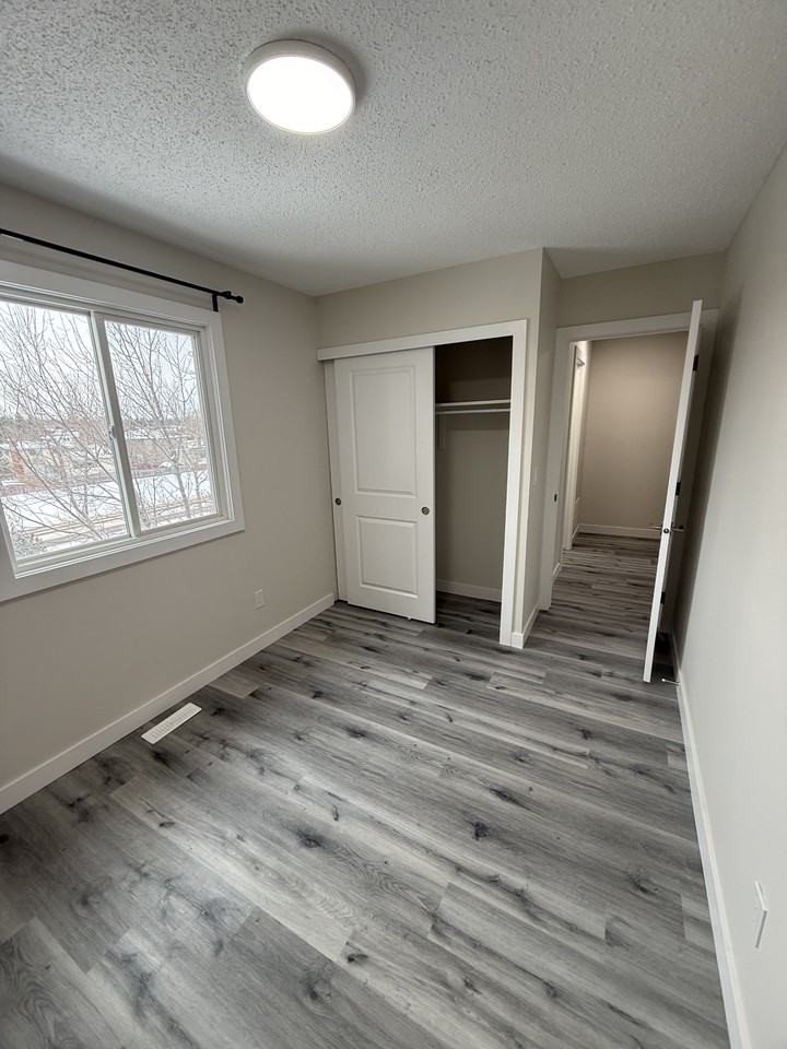 8259 29 Ave Nw - Photo 7 of 17