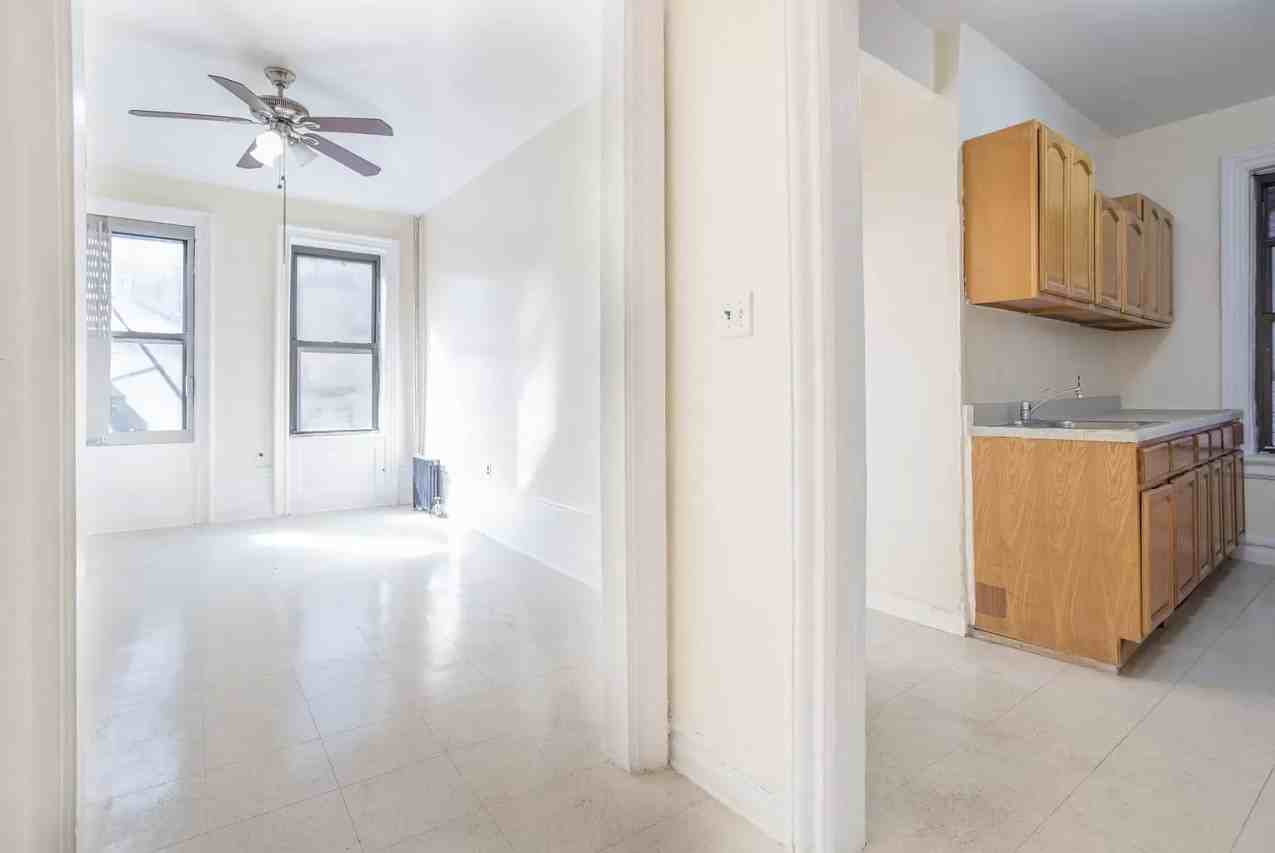 1076 Eastern Pkwy - Photo 6 of 8