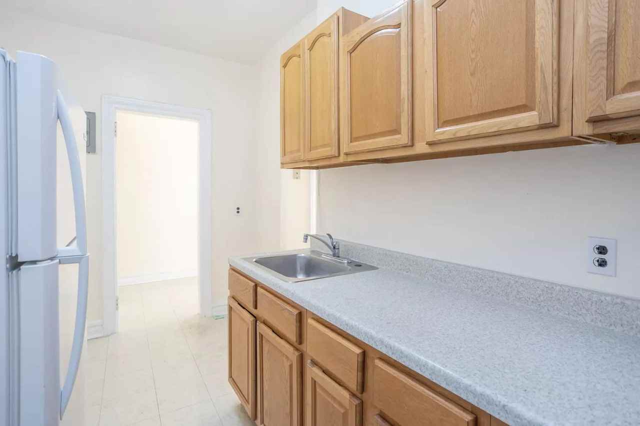 1076 Eastern Pkwy - Photo 7 of 8