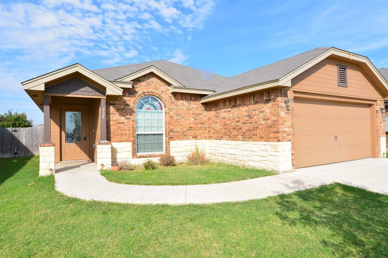 408 Bashaw Loop - Photo 2 of 21