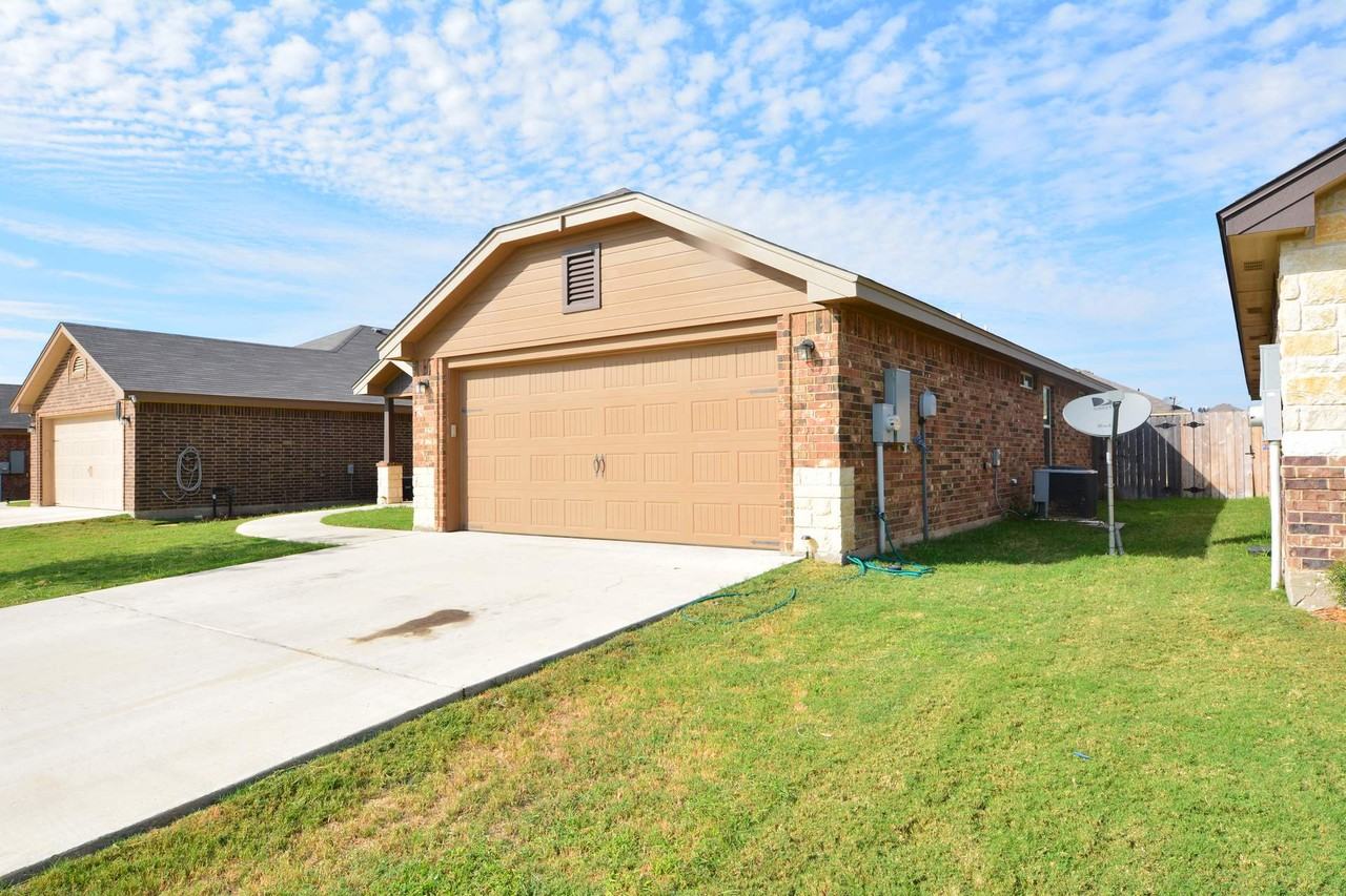 408 Bashaw Loop - Photo 3 of 21