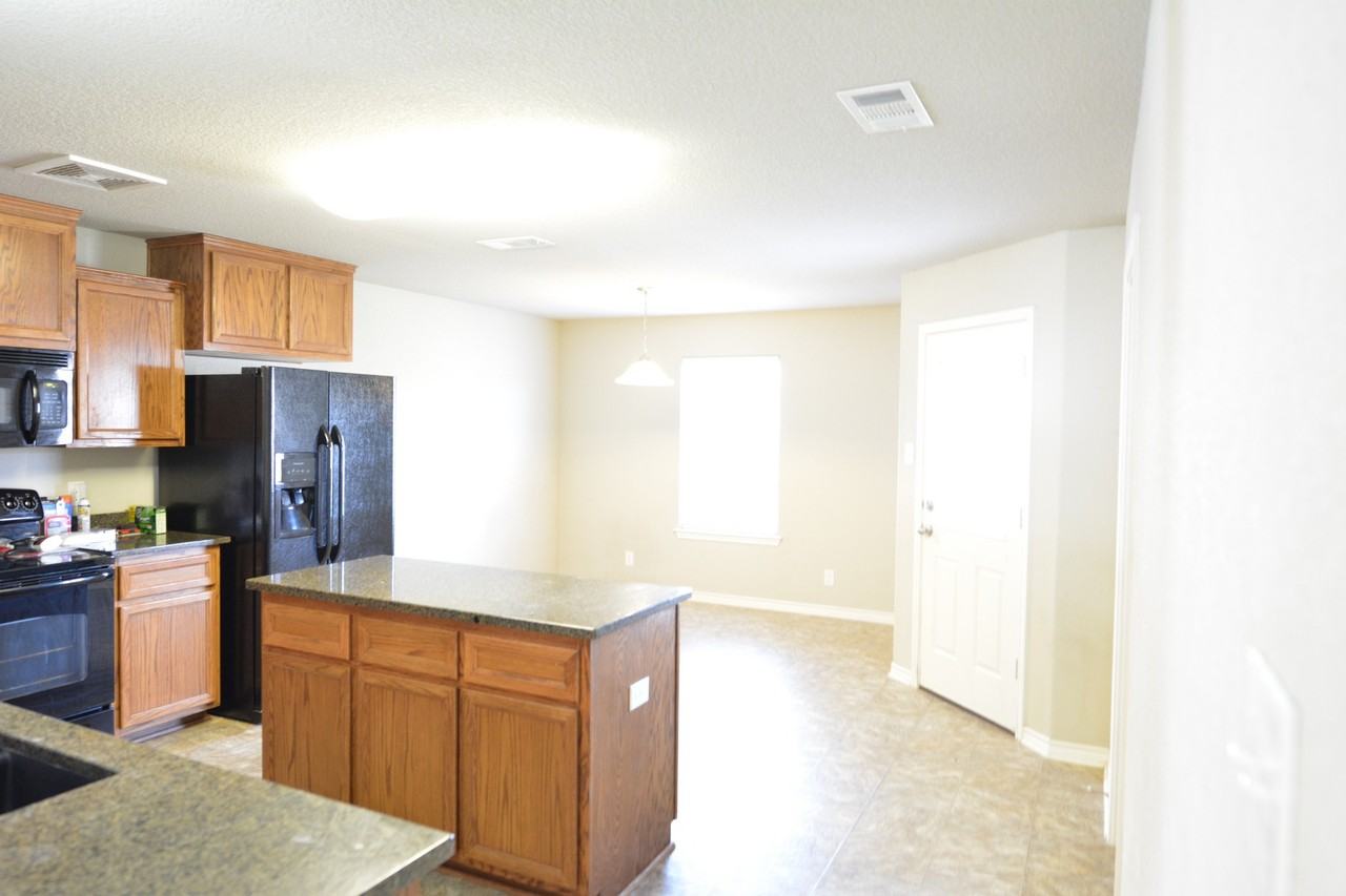 408 Bashaw Loop - Photo 7 of 21