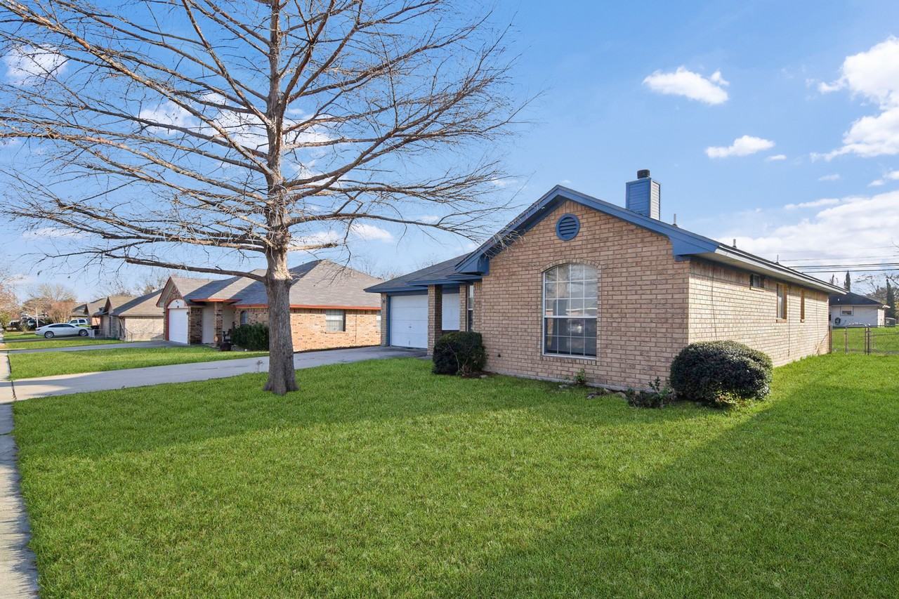 1702 Clairidge Ave - Photo 2 of 18