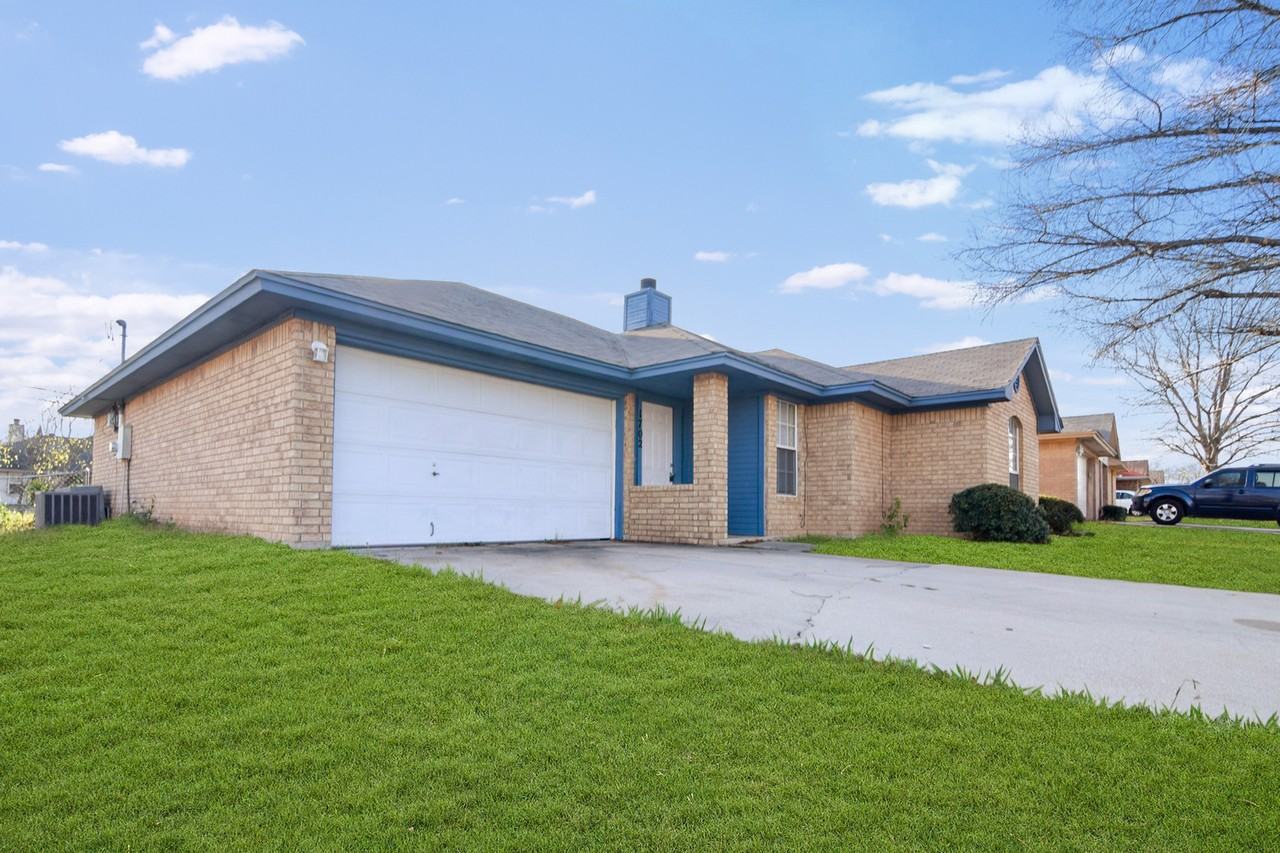 1702 Clairidge Ave - Photo 3 of 18