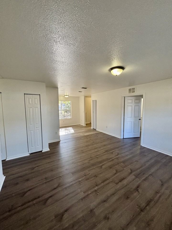 1528 Ne 31st St - Photo 3 of 28