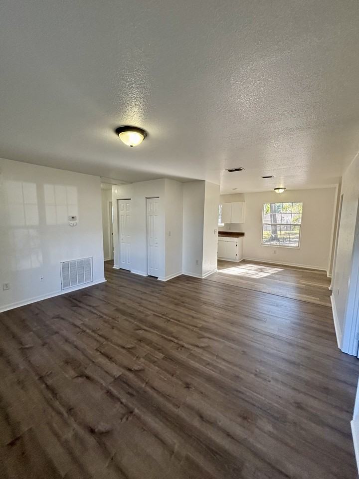 1528 Ne 31st St - Photo 4 of 28