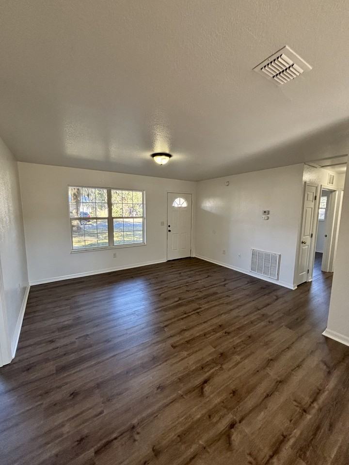 1528 Ne 31st St - Photo 5 of 28