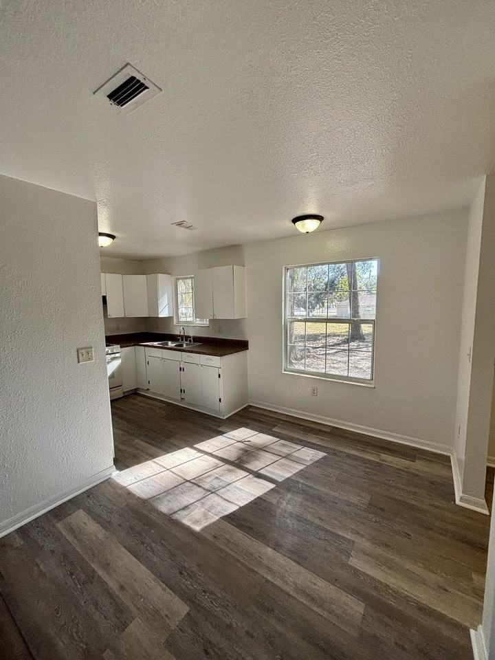 1528 Ne 31st St - Photo 6 of 28