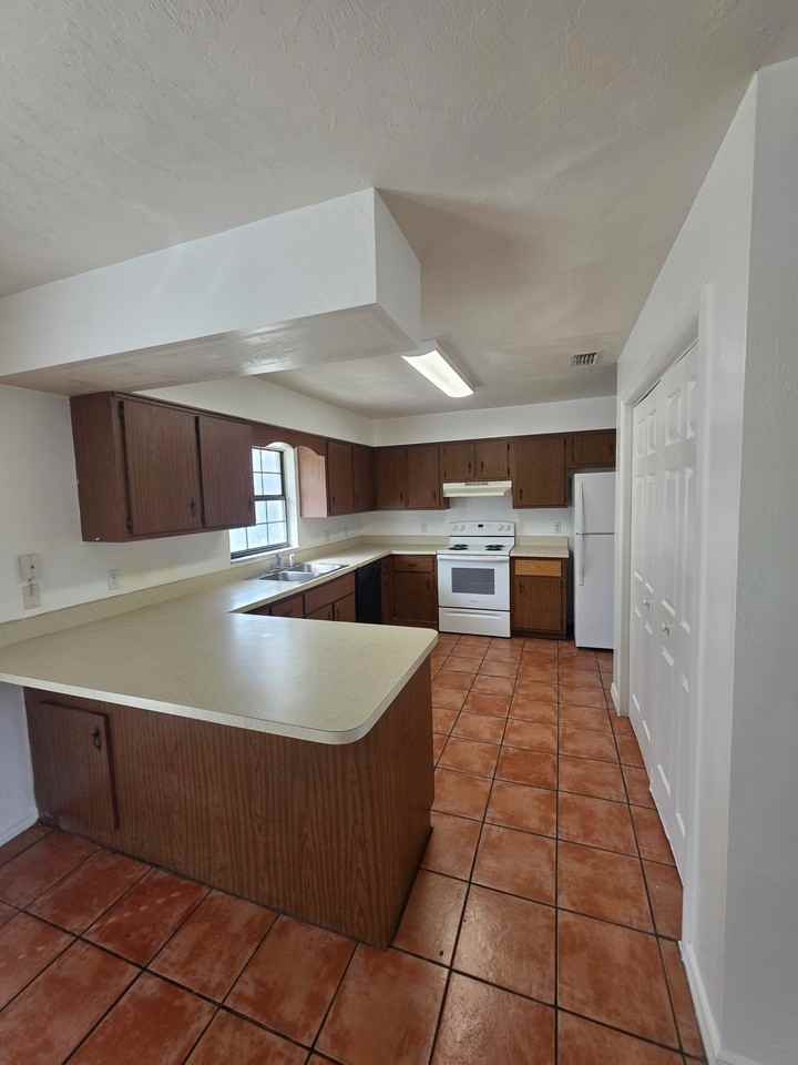 4250 Ne 2nd Ct - Photo 4 of 13