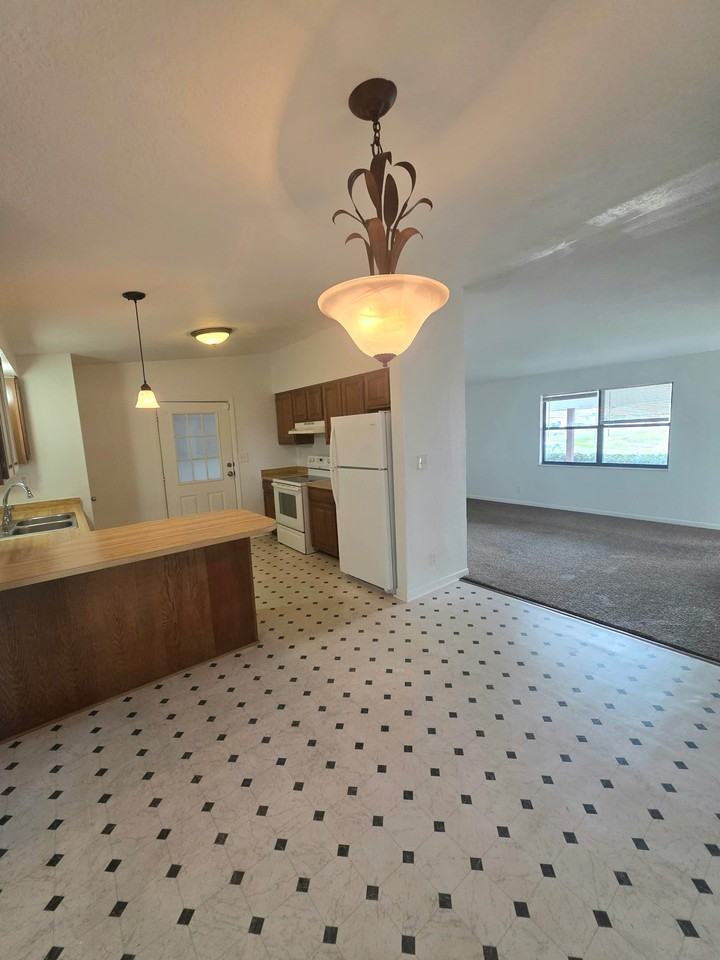 4615 Nw 44th Ct - Photo 5 of 14