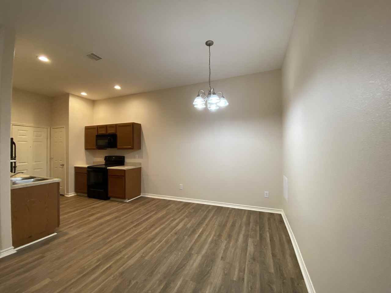 1111 Maple St - Photo 2 of 11