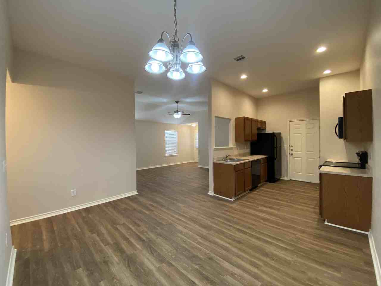 1111 Maple St - Photo 3 of 11