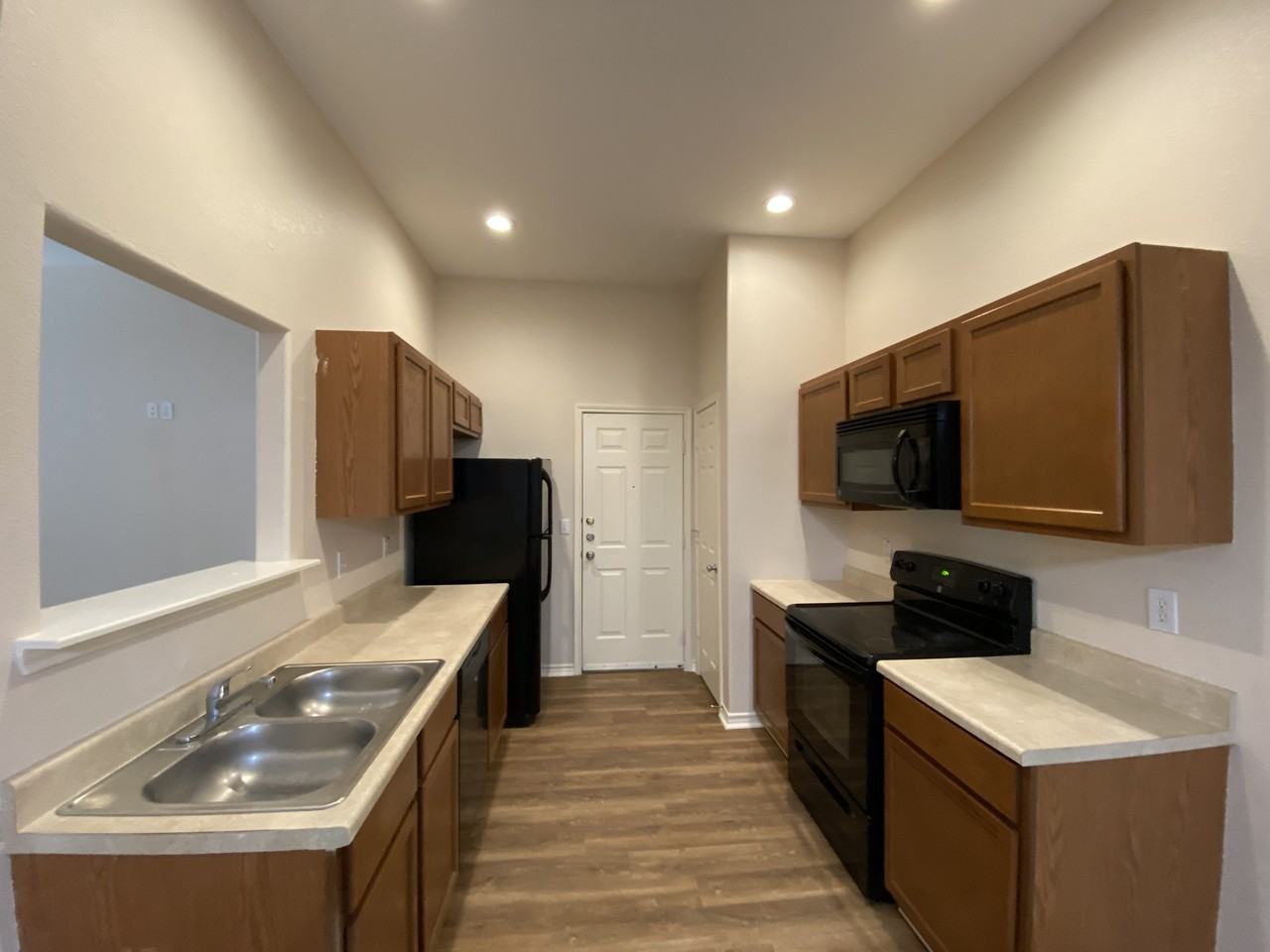 1111 Maple St - Photo 4 of 11