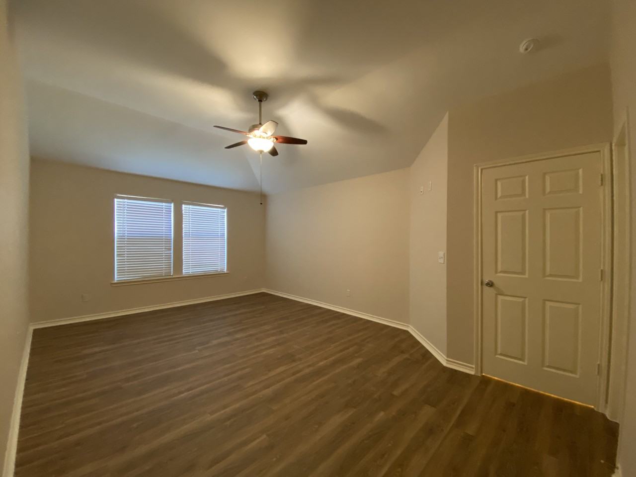 1111 Maple St - Photo 5 of 11