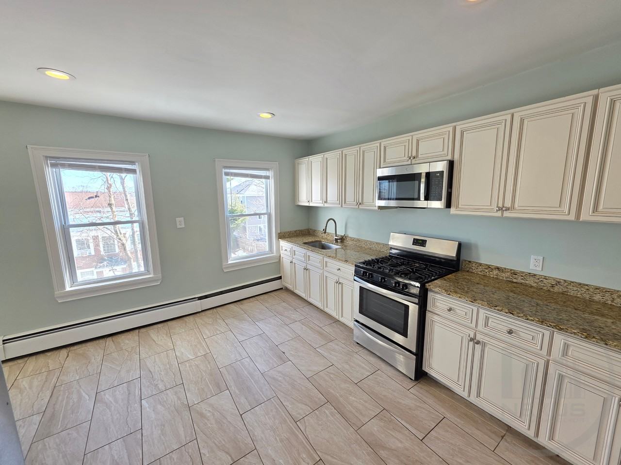 18 Highland St - Photo 4 of 17