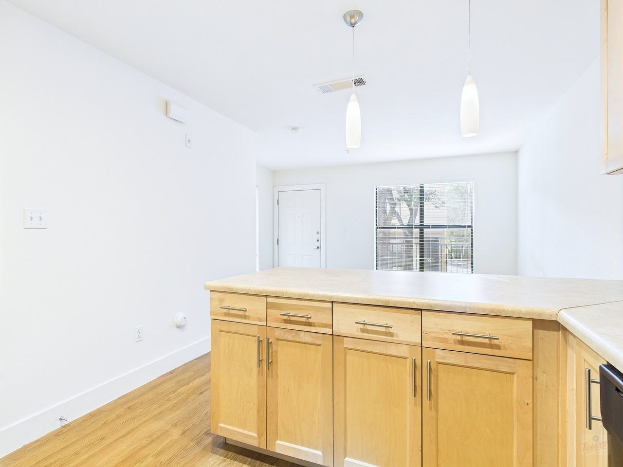 711 W 32Nd St - Photo 7 of 50