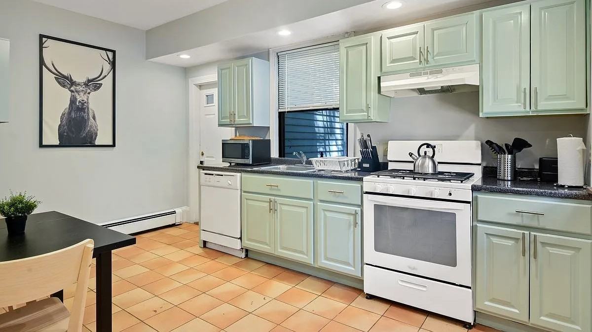 132 Chiswick Rd #1