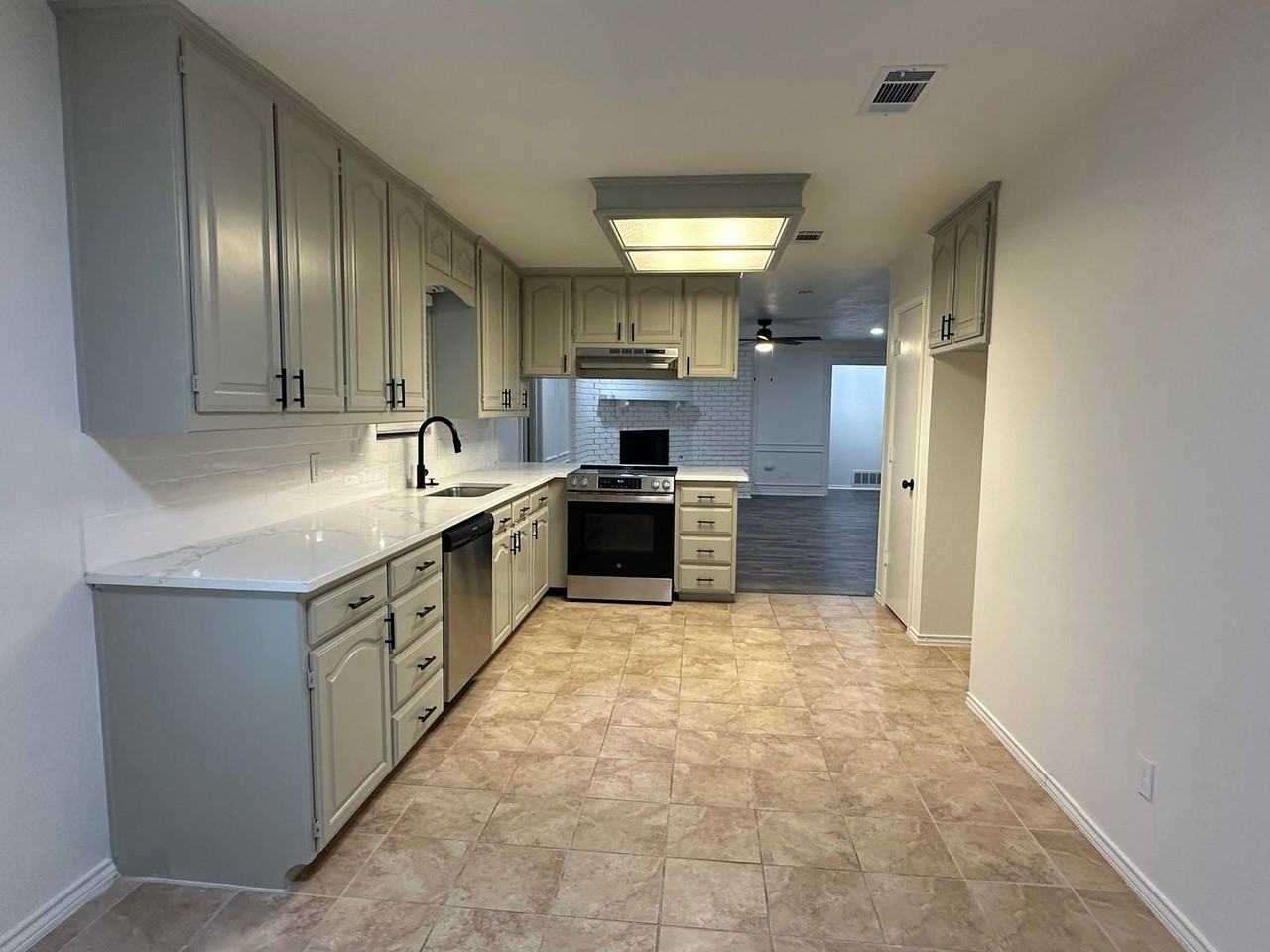 1004 Ridgefield Dr - Photo 2 of 21