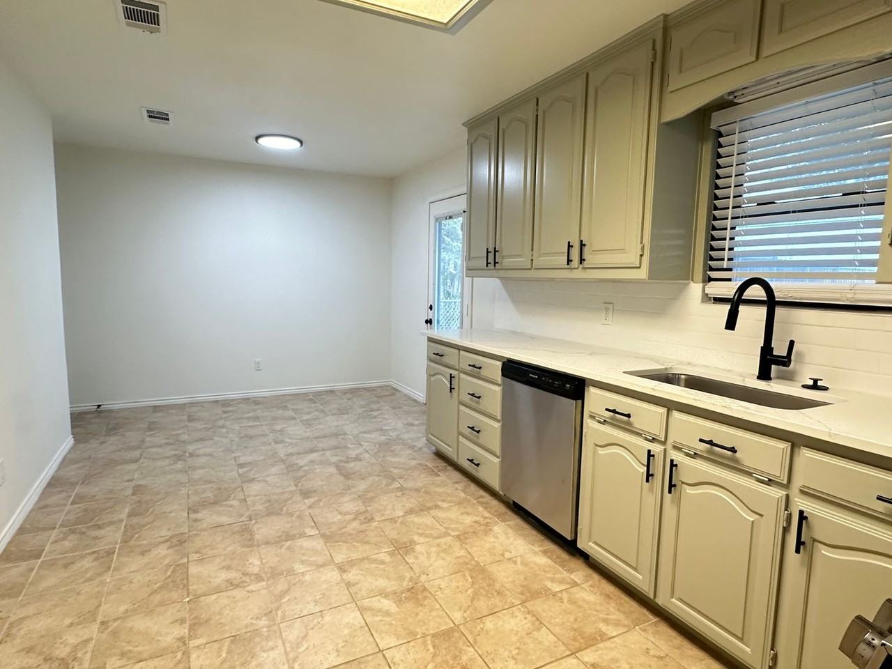 1004 Ridgefield Dr - Photo 3 of 21